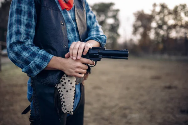 Cowboy Mit Revolver Macht Schnellschuss Schießerei Auf Texanischer Ranch Western — Stockfoto