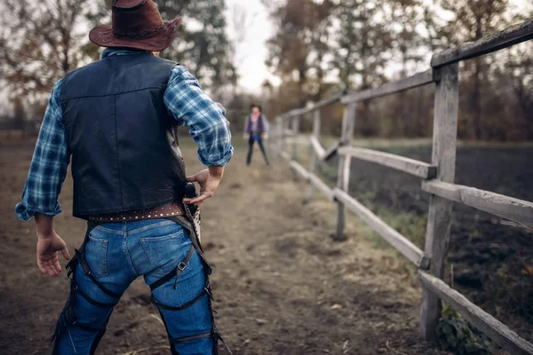 Cowboy Armato Prepara Uno Scontro Fuoco Vista Posteriore Attacco Fortunato — Foto Stock