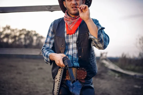 Jonge Cowboy Met Een Pistool Vormt Tegen Paard Corral Westerse — Stockfoto