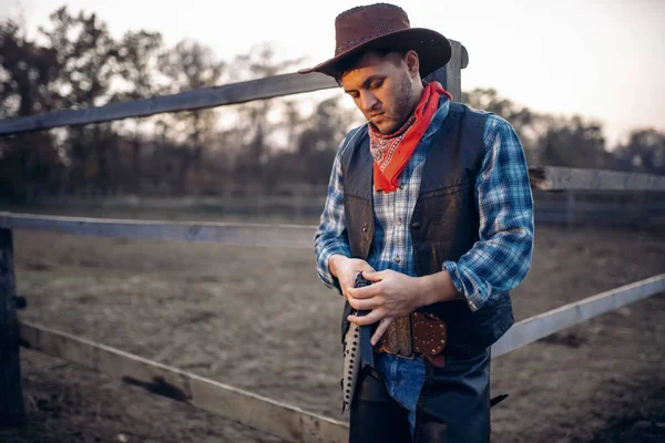 Cowboy Ellenőrzi Revolverét Előtt Ranch Western Gunfight Vintage Férfi Akit — Stock Fotó