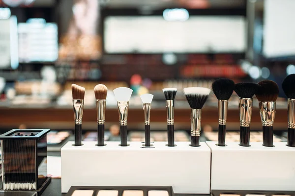 Kolekcja Kosmetycznych Szczotki Makijażu Sklep Zbliżenie Nikt Produktów Makijażu Showcase — Zdjęcie stockowe