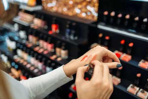 Lápiz Labial Prueba Cliente Femenino Tienda Maquillaje Cosméticos Elegir Tienda — Foto de Stock