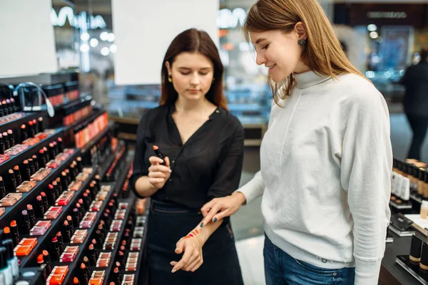 Vendedor Consultor Ayuda Mujer Con Elección Pantalla Lápiz Labial Tienda — Foto de Stock