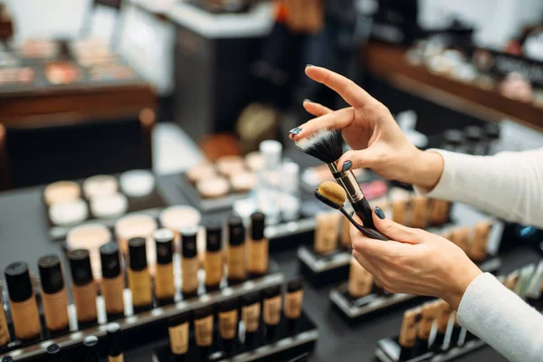 Zákaznici Výběrem Štětce Obchodě Make Kosmetika Obchodě Krása Make — Stock fotografie