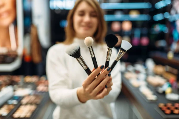 Vendedora Muestra Pinceles Tienda Maquillaje Cosméticos Elegir Tienda Belleza Maquillaje — Foto de Stock