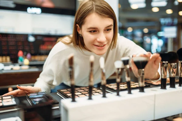 Cliente Femenino Eligiendo Cepillos Tienda Maquillaje Cosméticos Elegir Tienda Belleza —  Fotos de Stock