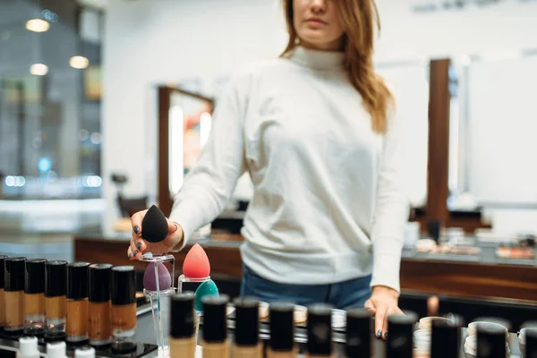 Cliente Femenino Contra Escaparate Tienda Maquillaje Cosméticos Elegir Tienda Belleza — Foto de Stock