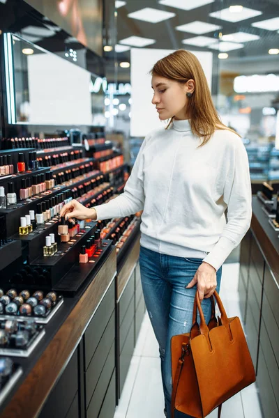 Női Ügyfél Kozmetikai Smink Boltban Lakk Választotta Szépségápolási Készlet Make — Stock Fotó