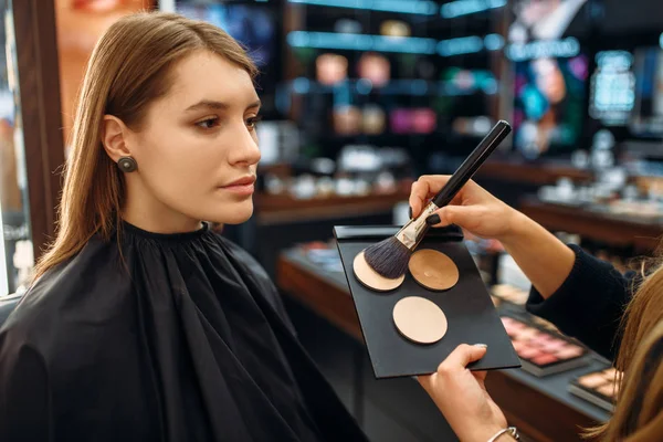 Visagiste Aplica Com Uma Escova Mulher Loja Maquiagem Cliente Feminino — Fotografia de Stock