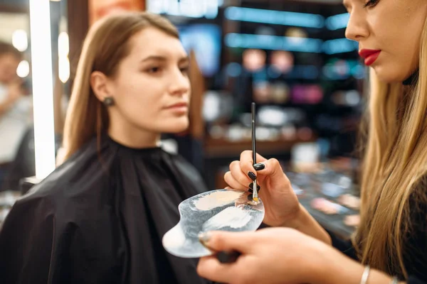 Maquilleuse Travaille Avec Peau Visage Femme Dans Boutique Maquillage Femme — Photo