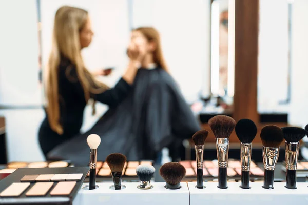 Maquillaje Artista Trabaja Con Cara Los Clientes Mujer Tienda Maquillaje — Foto de Stock