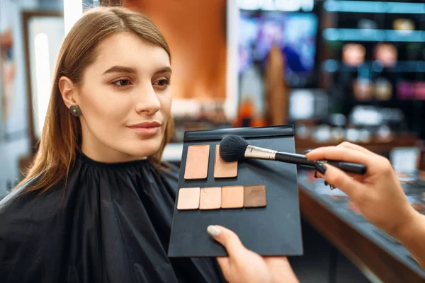 Visagiste Senhora Escolhe Cosméticos Loja Maquiagem Cliente Feminino Salão Beleza — Fotografia de Stock