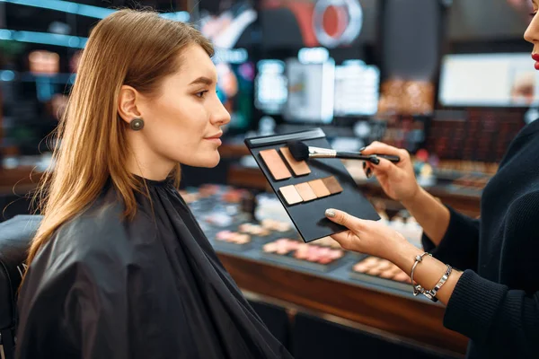 Visagiste Señora Elige Cosméticos Tienda Maquillaje Cliente Femenino Salón Belleza —  Fotos de Stock