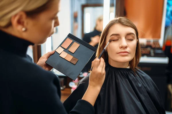 Visagiste Senhora Escolhe Cosméticos Loja Maquiagem Cliente Feminino Salão Beleza — Fotografia de Stock