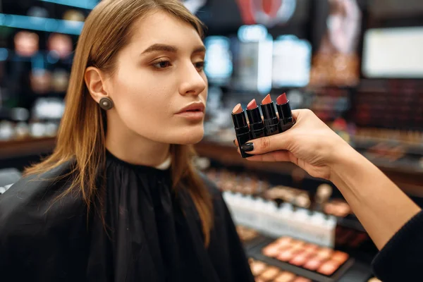 Visagiste Cliente Eligen Lápiz Labial Tienda Maquillaje Cliente Femenino Salón —  Fotos de Stock