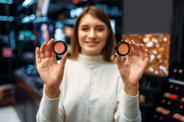Cliente Femenino Muestra Cosméticos Tienda Maquillaje Barniz Uñas Elegir Tienda — Foto de Stock
