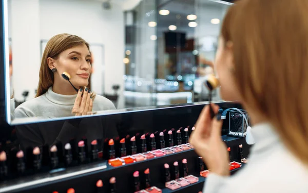 Clienta Mira Espejo Tienda Maquillaje Barniz Uñas Elegir Tienda Belleza —  Fotos de Stock