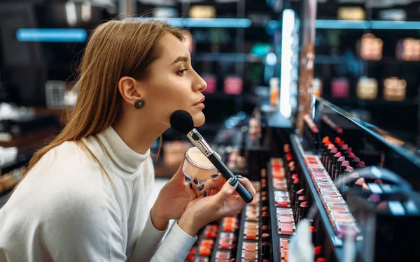 Cliente Feminina Olha Para Espelho Loja Maquiagem Verniz Prego Escolhendo — Fotografia de Stock