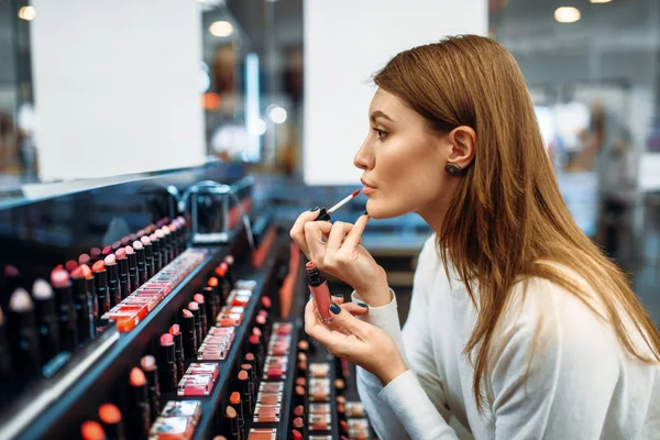 Revestimiento Labios Prueba Cliente Femenino Tienda Maquillaje Cosméticos Elegir Tienda — Foto de Stock