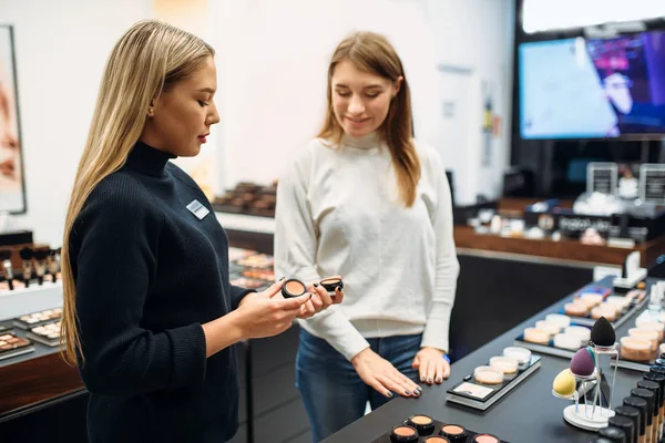 Vendedor Consultor Muestra Polvo Mujer Tienda Maquillaje Elección Cosmética Tienda — Foto de Stock