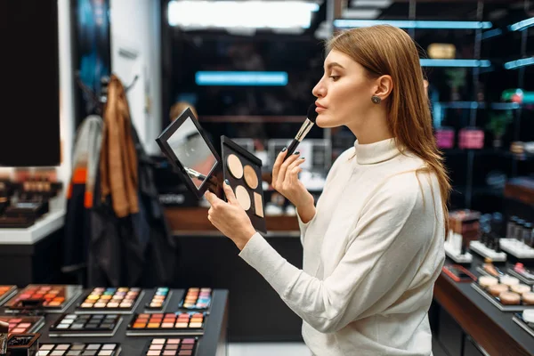 Clienta Mira Espejo Tienda Maquillaje Barniz Uñas Elegir Tienda Belleza —  Fotos de Stock