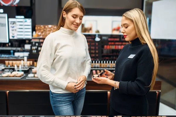Seller Consultant Shows Powder Woman Make Shop Cosmetic Choosing Beauty — Stock Photo, Image