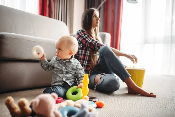Mother Watch Eats Popcorn Little Male Kid Plays Baby Care — Stock Photo, Image