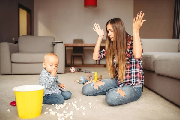 Miúdo Entornou Pipocas Chão Problemas Maternidade Triste Mãe Filho Juntos — Fotografia de Stock