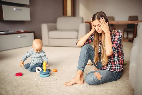 Madre Hijo Estresados Juntos Casa Paternidad Niño Jugando Suelo Problemas — Foto de Stock