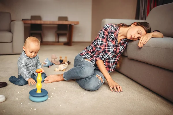 Ragazzino Che Gioca Sul Pavimento Madre Che Dorme Problemi Maternità — Foto Stock