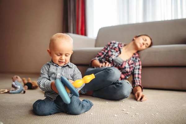 Criança Brincando Chão Mãe Dorme Problemas Maternidade Estressado Mãe Filho — Fotografia de Stock