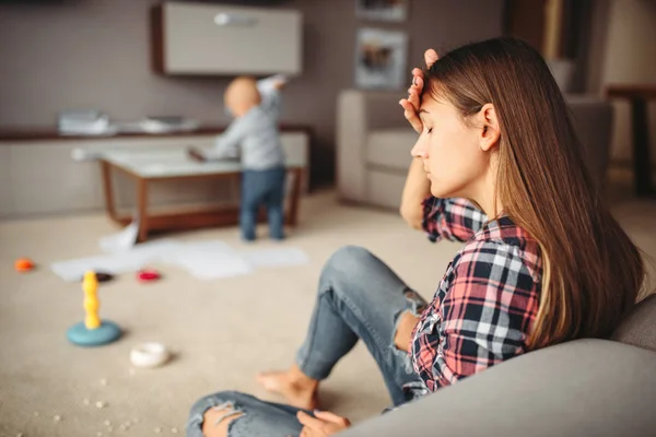 Little Child Playing Room Mother Stress Motherhood Problems Stressed Mom — Stock Photo, Image