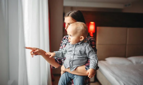 Junge Mutter Mit Kleinem Männlichen Kind Schaut Aus Dem Fenster — Stockfoto