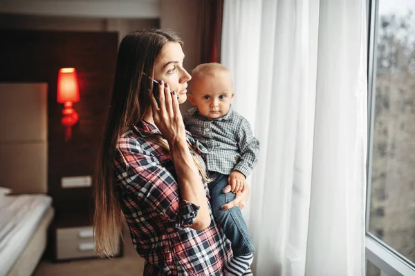 Junge Mutter Hält Ein Baby Auf Dem Arm Und Telefoniert — Stockfoto