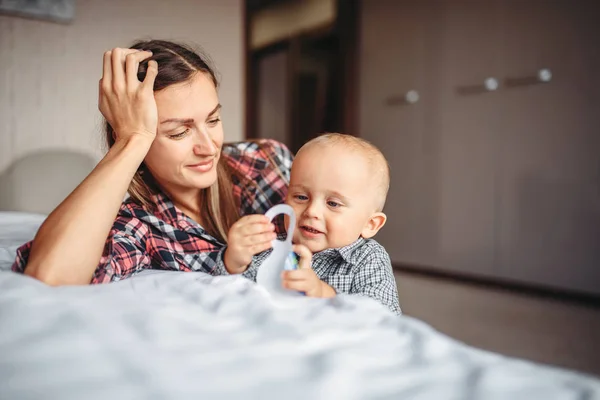 Junge Mutter Spielt Auf Dem Bett Mit Kleinem Männlichen Kind — Stockfoto