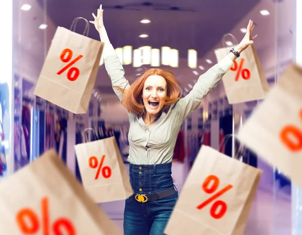 Mağaza Satış Kağıt Torbalarda Arasında Neşeli Bir Kadın Paperbags Alışveriş — Stok fotoğraf