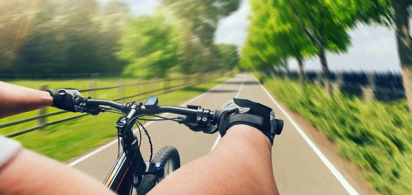 男子骑自行车 速度快 老化效果好 夏天骑自行车的人在自行车道上骑自行车 — 图库照片