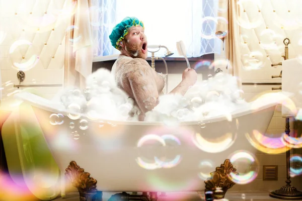 Dikke Lelijke Man Wassen Een Bad Bizarre Mannelijke Persoon Badkamer — Stockfoto
