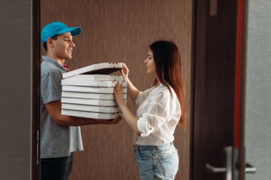 Kadın müşteri hizmeti sunan kapılarına ve pizza servis elemanı üzerinde. Pizzeria ve kadın kapalı teslim