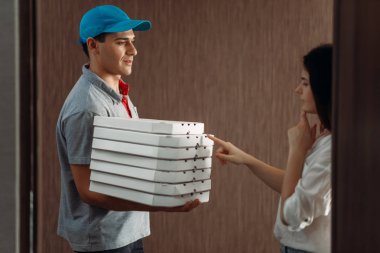 Kadın müşteri hizmeti sunan kapılarına ve pizza servis elemanı üzerinde. Pizzeria ve kadın kapalı teslim
