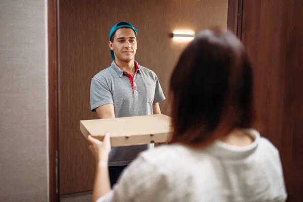Pizza Bezorger Geeft Kartonnen Doos Aan Vrouwelijke Klant Stoep Het — Stockfoto