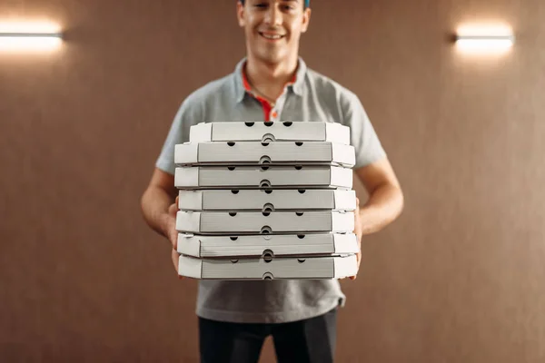 Чоловік Доставкою Піци Коробками Служба Доставки Кур Піцерії Тримає Картонний — стокове фото