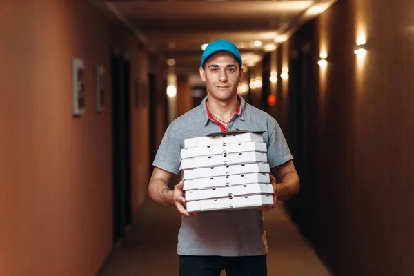Człowiek Dostawy Świeżej Pizzy Kartony Dostarczanie Usługi Kurier Pizzeria Posiada — Zdjęcie stockowe