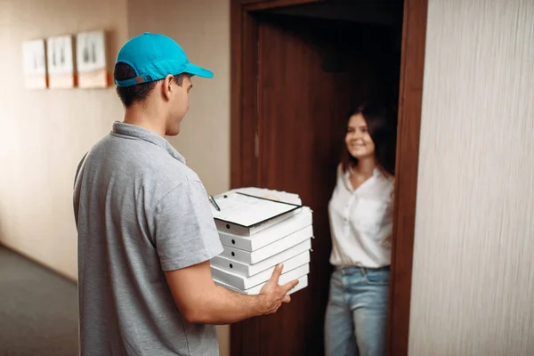 Vrouwelijke Klant Stoep Pizza Bezorger Leveren Van Dienst Leveren Van — Stockfoto