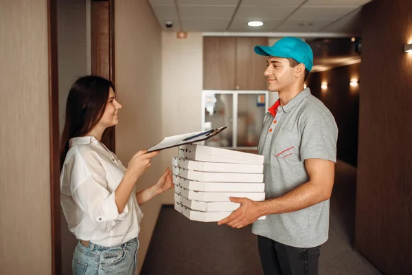 Pelanggan Wanita Menerima Pesanan Dari Pengantar Pizza Layanan Pengiriman Cepat — Stok Foto
