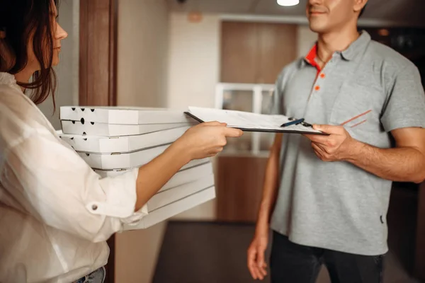 Kvindelige Kunde Tager Ordre Blank Pizza Fra Levering Mand Hurtig - Stock-foto