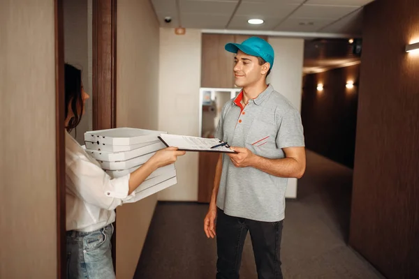 Cliente Feminino Toma Ordem Branco Pizza Homem Entrega Serviço Entrega — Fotografia de Stock