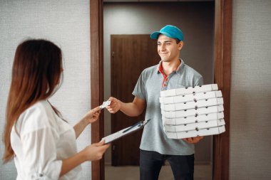 Pizza servis elemanı bahşiş için hız kadın müşteriden, hızlı teslim hizmet alır. Pizzeria ve kadın kapıda teslim