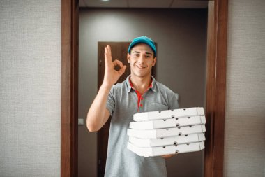 Neşeli pizza servis elemanı Ok sembolü, hizmet teslim gösterir. Pizzacı gelen kurye karton paketler kapalı tutan