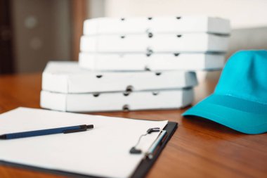 Karton pizza kutuları, kap ve boş sipariş tablo, görünüm üst. Pizza teslim iş kavramı, hizmet teslim hızlı